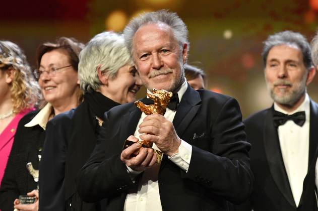 Nicolas Philibert mit dem Goldenen Bär für den besten Film für Sur l™Adamant On the Adamant bei der Closing Ceremony mit Preisverleihung auf der Berlinale 2023 73. Internationale Filmfestspiele Berlin im Berlinale Palast. Berlin, 25.02.2023