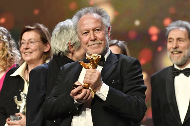 Bilder des Jahres 2023, Entertainment 02 Februar Nicolas Philibert mit dem Goldenen Bär für den besten Film für Sur l™Adamant On the Adamant bei der Closing Ceremony mit Preisverleihung auf der Berlinale 2023 73. Internationale Filmfestspiele Berlin im Berlinale Palast. Berlin, 25.02.2023