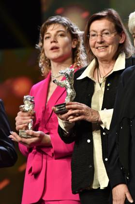 Thea Ehre und Helene Louvart bei der Closing Ceremony mit Preisverleihung auf der Berlinale 2023 73. Internationale Filmfestspiele Berlin im Berlinale Palast. Berlin, 25.02.2023