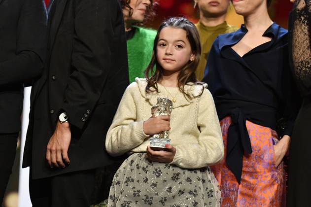 Sofia Otero mit dem Silbernen Bär für die beste schauspielerische Leistung in einer Hauptrolle in 20.000 especies de abejas bei der Closing Ceremony mit Preisverleihung auf der Berlinale 2023 73. Internationale Filmfestspiele Berlin im Berlinale Palast. Berlin, 25.02.2023