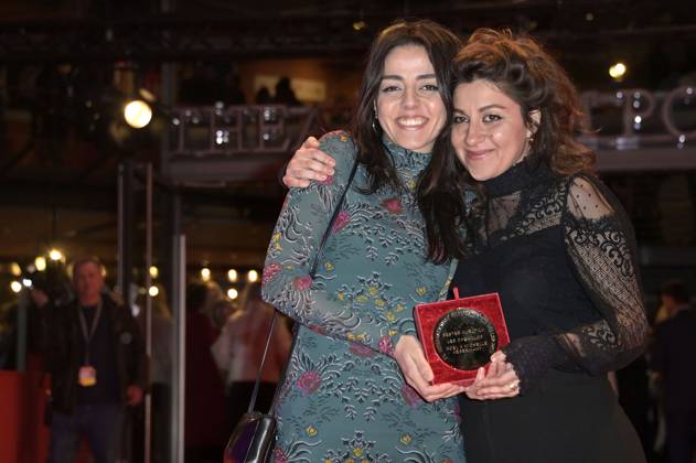 Noel Keserwany und Michelle Keserwany mit dem Goldenen Bär für den besten Kurzfilm Les chenilles bei der Closing Ceremony mit Preisverleihung auf der Berlinale 2023 73. Internationale Filmfestspiele Berlin im Berlinale Palast. Berlin, 25.02.2023
