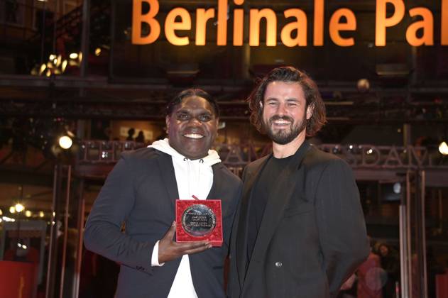 Derik Lynch und Matthew Thorne mit dem Silbernen Bär Preis der Jury (Kurzfilm) für Marungka tjalatjunu Dipped in Black bei der Closing Ceremony mit Preisverleihung auf der Berlinale 2023 73. Internationale Filmfestspiele Berlin im Berlinale Palast. Berlin, 25.02.2023