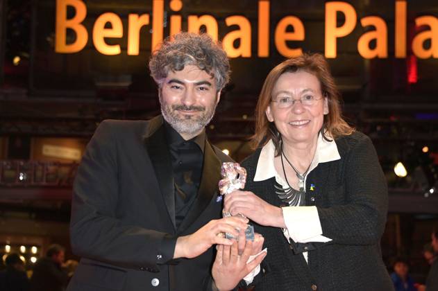Giacomo Abbruzzese und Helene Louvart mit dem Silbernen Bär für eine herausragende künstlerische Leistung für die Kamera bei Disco Boy bei der Closing Ceremony mit Preisverleihung auf der Berlinale 2023 73. Internationale Filmfestspiele Berlin im Berlinale Palast. Berlin, 25.02.2023