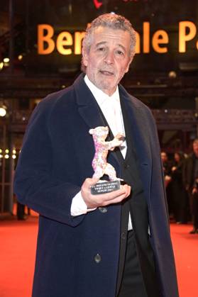 Joao Canijo mit dem Silbernen Bär Preis der Jury für Mal Viver Bad Living bei der Closing Ceremony mit Preisverleihung auf der Berlinale 2023 73. Internationale Filmfestspiele Berlin im Berlinale Palast. Berlin, 25.02.2023