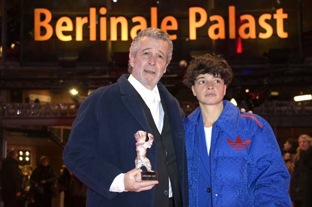 Joao Canijo und Leonor Teles mit dem Silbernen Bär Preis der Jury für Mal Viver Bad Living bei der Closing Ceremony mit Preisverleihung auf der Berlinale 2023 73. Internationale Filmfestspiele Berlin im Berlinale Palast. Berlin, 25.02.2023