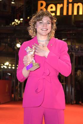 Thea Ehre mit dem Silbernen Bär für die beste schauspielerische Leistung in einer Nebenrolle für Bis ans Ende der Nacht bei der Closing Ceremony mit Preisverleihung auf der Berlinale 2023 73. Internationale Filmfestspiele Berlin im Berlinale Palast. Berlin, 25.02.2023