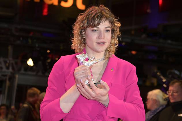 Thea Ehre mit dem Silbernen Bär für die beste schauspielerische Leistung in einer Nebenrolle für Bis ans Ende der Nacht bei der Closing Ceremony mit Preisverleihung auf der Berlinale 2023 73. Internationale Filmfestspiele Berlin im Berlinale Palast. Berlin, 25.02.2023