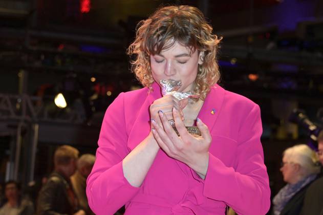 Thea Ehre mit dem Silbernen Bär für die beste schauspielerische Leistung in einer Nebenrolle für Bis ans Ende der Nacht bei der Closing Ceremony mit Preisverleihung auf der Berlinale 2023 73. Internationale Filmfestspiele Berlin im Berlinale Palast. Berlin, 25.02.2023