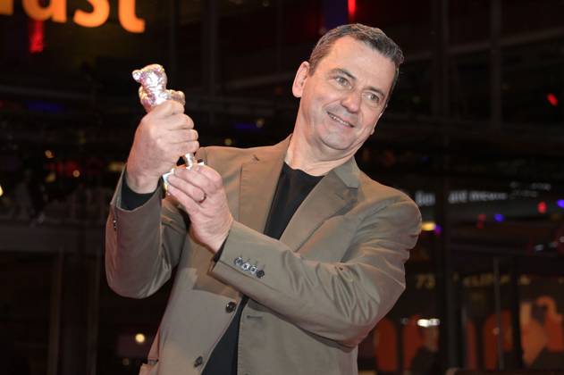 Christian Petzold mit dem Silbernen Bär Großer Preis der Jury für Roter Himmel bei der Closing Ceremony mit Preisverleihung auf der Berlinale 2023 73. Internationale Filmfestspiele Berlin im Berlinale Palast. Berlin, 25.02.2023