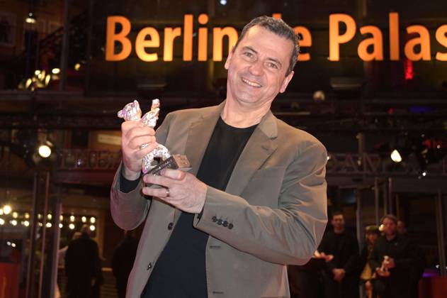 Christian Petzold mit dem Silbernen Bär Großer Preis der Jury für Roter Himmel bei der Closing Ceremony mit Preisverleihung auf der Berlinale 2023 73. Internationale Filmfestspiele Berlin im Berlinale Palast. Berlin, 25.02.2023