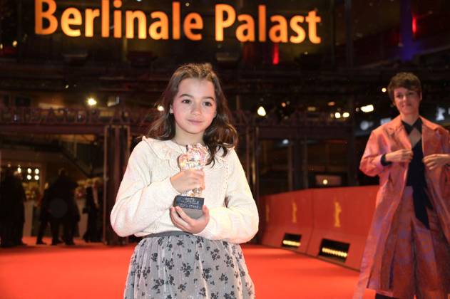 Sofia Otero mit dem Silbernen Bär für die beste schauspielerische Leistung in einer Hauptrolle für 20.000 especies de abejas 20,000 Species of Bees bei der Closing Ceremony mit Preisverleihung auf der Berlinale 2023 73. Internationale Filmfestspiele Berlin im Berlinale Palast. Berlin, 25.02.2023