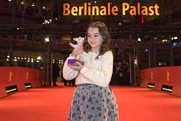 Sofia Otero mit dem Silbernen Bär für die beste schauspielerische Leistung in einer Hauptrolle für 20.000 especies de abejas 20,000 Species of Bees bei der Closing Ceremony mit Preisverleihung auf der Berlinale 2023 73. Internationale Filmfestspiele Berlin im Berlinale Palast. Berlin, 25.02.2023