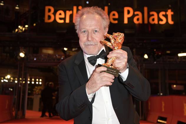 Nicolas Philibert mit dem Goldenen Bär für den besten Film für Sur l™Adamant On the Adamant bei der Closing Ceremony mit Preisverleihung auf der Berlinale 2023 73. Internationale Filmfestspiele Berlin im Berlinale Palast. Berlin, 25.02.2023