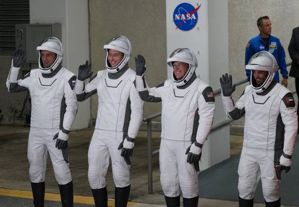 Bilder des Jahres 2023, News 02 Februar News Themen der Woche KW08 News Bilder des Tages The SpaceX NASA Crew 6 prepare to board the Crew Dragon spacecraft Endeavour at Kennedy Space Center, Florida on Sunday, February 26, 2023. The crew members are (L to R) Roscosmos cosmonaut Mission Specialist Andrey Fedyaev, NASA astronauts Pilot Warren Woody Hoburg and Commander Stephen Bowen, and UAE Mission Specialist Sultan Alneyadi.  KSC20230226501 PATxBENIC