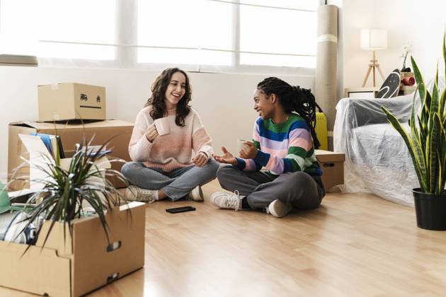 IMAGO Creative, Lifestyle, Leben in einer Wohngemeinschaft, WG Young woman and friend having coffee at new home model released, Symbolfoto property released, JCZF01173