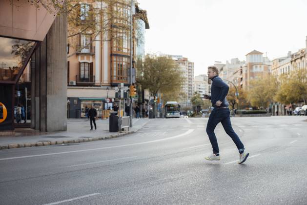 IMAGO Creative, Urban Lifestyle Man running on road in city model released, Symbolfoto, JOSEF16611