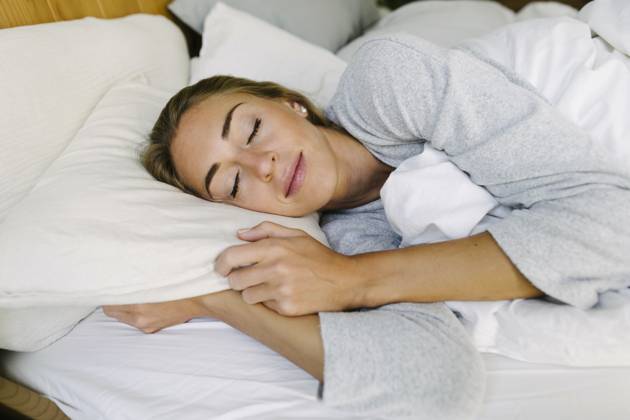 Woman sleeping in bed at home model released, Symbolfoto property released, TYF00714