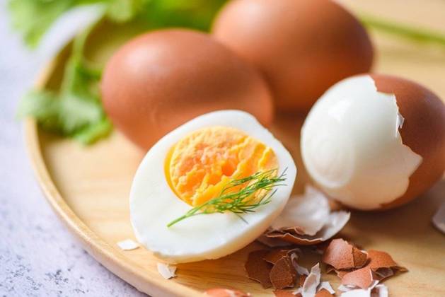 RECORD DATE NOT STATED Eggs breakfast, fresh peeled eggs menu food boiled eggs in a wooden plate decorated with leaves green dill and eggshell, cut in half egg yolks for cooking healthy eating; Eier breakfast, Frisch geschält Eier Menü Lebensmittel aufgekocht Eier ÊIn einer hölzern Teller verziert mit verlässt Grün dill und eggshell, angeschnitten ÊIn halb Ei Eigelbe für Kochende gesund essender IST_23395_13593