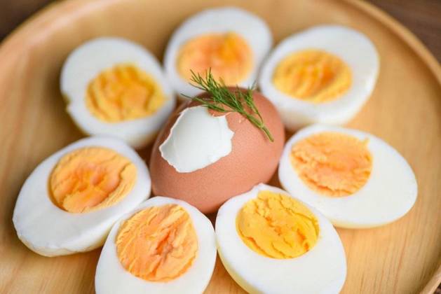 RECORD DATE NOT STATED Eggs breakfast, fresh eggs menu food boiled eggs in a wooden plate decorated with leaves green dill background, cut in half egg yolks for cooking healthy eating; Eier breakfast, Frisch Eier Menü Lebensmittel aufgekocht Eier ÊIn einer hölzern Teller verziert mit verlässt Grün dill background, angeschnitten ÊIn halb Ei Eigelbe für Kochende gesund essender IST_23395_13897
