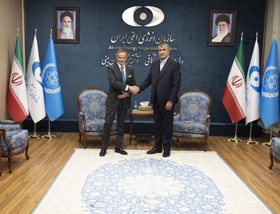 Bilder des Jahres 2023, News 03 März News Themen der Woche KW09 News Bilder des Tages March 4, 2023, Tehran, Tehran, Iran: Head of the Atomic Energy Organization of Iran, MOHAMMAD ESLAMI (R), shakes hands with International Atomic Energy Agency (IAEA) chief RAFAEL GROSSI at the start of their meeting in Tehran on March 4, 2023. The UN nuclear watchdog chief was in Iran on March 4 for expected talks with the President and other officials after the discovery of uranium particles enriched to near weapons-grade level. The two-day visit comes as the Vienna-based organisation seeks greater cooperation with Iran over its nuclear activities. Tehran Iran - ZUMAi98_ 20230304_zih_i98_019 Copyright: xAtomicxEnergyxOrganizationxOfxIrx