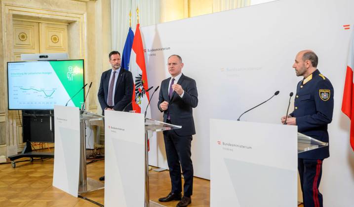 News Bilder des Tages 20230306 Praesentation der Kriminalstatistik 2022 WIEN, OESTERREICH - 6. MAERZ: Direktor des Bundeskriminalamtes Andreas Holzer, Innenminister Gerhard Karner (OEVP) und Generaldirektor fuer die oeffentliche Sicherheit Franz Ruf bei der Praesentation der Kriminalstatistik 2022 im Innenministerium am 6. Maerz, 2023 in Wien, Oesterreich. 230306_SEPA_32_021 Copyright: xMartinxJuenx SEPAxMedia