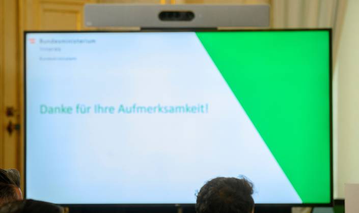 20230306 Praesentation der Kriminalstatistik 2022 WIEN, OESTERREICH - 6. MAERZ: Das Display nach der Praesentation der Kriminalstatistik 2022 im Innenministerium am 6. Maerz, 2023 in Wien, Oesterreich. 230306_SEPA_32_047 Copyright: xMartinxJuenx SEPAxMedia
