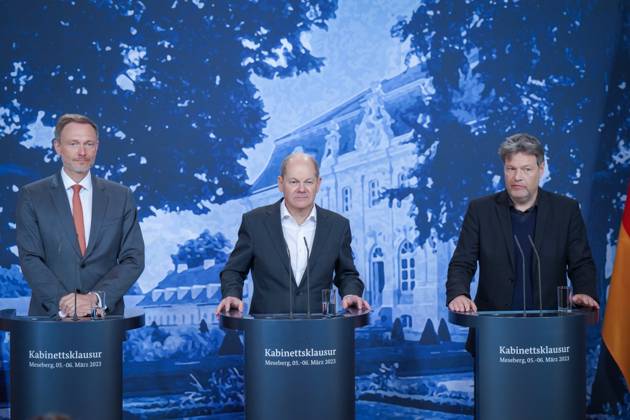 Kabinettklausur auf Schloss Meseberg Aktuell, 06.03.2023 Schloss Meseberg, Bundesfinanzminister Christian Lindner (FDP) gemeinsam mit Bundeskanzler Olaf Scholz (SPD) und Wirtschafts- und Klimaminister Robert Habeck (Gruene) bei der Pressekonferenz nach der Klausurtagung des Bundeskabinetts im Gartenhaus von Schloss Meseberg Meseberg Brandenburg