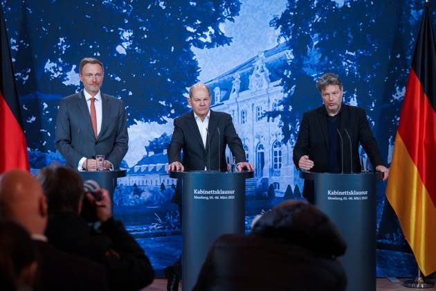 Kabinettklausur auf Schloss Meseberg Aktuell, 06.03.2023 Schloss Meseberg, Bundesfinanzminister Christian Lindner (FDP) gemeinsam mit Bundeskanzler Olaf Scholz (SPD) und Wirtschafts- und Klimaminister Robert Habeck (Gruene) bei der Pressekonferenz nach der Klausurtagung des Bundeskabinetts im Gartenhaus von Schloss Meseberg Meseberg Brandenburg
