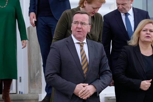 Kabinettklausur auf Schloss Meseberg Aktuell,06.03.2023 Schloss Meseberg, Bundesverteidigungsminister Boris Pistorius bei Aufstellung zum Familienfoto im Rahmen derder Klausurtagung des Bundeskabinetts im Gaestehaus Schloss Meseberg Meseberg Brandenburg