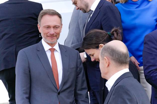 Kabinettklausur auf Schloss Meseberg Aktuell,06.03.2023 Schloss Meseberg, Bundesfinanzminister Christian Lindner (FDP) mit Bundesaussenministerin Annalena Baerbock (Gruene) und Bundeskanzler Olaf Scholz (SPD) bei den Pressekonferenz nach der Klausurtagung des Bundeskabinetts bei der Klausurtagung des Bundeskabinetts im Gaestehaus Schloss Meseberg Meseberg Brandenburg
