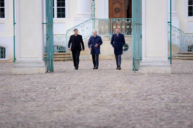 Kabinettklausur auf Schloss Meseberg Aktuell, 06.03.2023 Schloss Meseberg, Bundesfinanzminister Christian Lindner (FDP) gemeinsam mit Bundeskanzler Olaf Scholz (SPD) und Wirtschafts- und Klimaminister Robert Habeck (Gruene) auf dem Weg zur Pressekonferenz nach der Klausurtagung des Bundeskabinetts und dem Schloss Meseberg im Hintergrund Meseberg Brandenburg