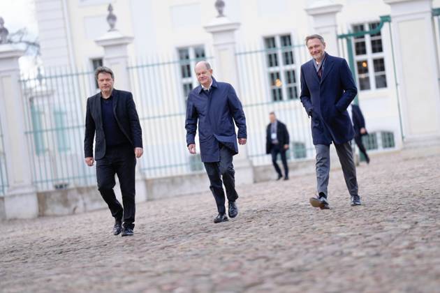 Kabinettklausur auf Schloss Meseberg Aktuell, 06.03.2023 Schloss Meseberg, Bundesfinanzminister Christian Lindner (FDP) gemeinsam mit Bundeskanzler Olaf Scholz (SPD) und Wirtschafts- und Klimaminister Robert Habeck (Gruene) auf dem Weg zur Pressekonferenz nach der Klausurtagung des Bundeskabinetts und dem Schloss Meseberg im Hintergrund Meseberg Brandenburg