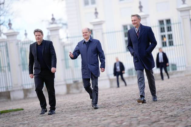 Kabinettklausur auf Schloss Meseberg Aktuell, 06.03.2023 Schloss Meseberg, Bundesfinanzminister Christian Lindner (FDP) gemeinsam mit Bundeskanzler Olaf Scholz (SPD) und Wirtschafts- und Klimaminister Robert Habeck (Gruene) auf dem Weg zur Pressekonferenz nach der Klausurtagung des Bundeskabinetts und dem Schloss Meseberg im Hintergrund Meseberg Brandenburg