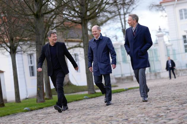Kabinettklausur auf Schloss Meseberg Aktuell, 06.03.2023 Schloss Meseberg, Bundesfinanzminister Christian Lindner (FDP) gemeinsam mit Bundeskanzler Olaf Scholz (SPD) und Wirtschafts- und Klimaminister Robert Habeck (Gruene) auf dem Weg zur Pressekonferenz nach der Klausurtagung des Bundeskabinetts und dem Schloss Meseberg im Hintergrund Meseberg Brandenburg