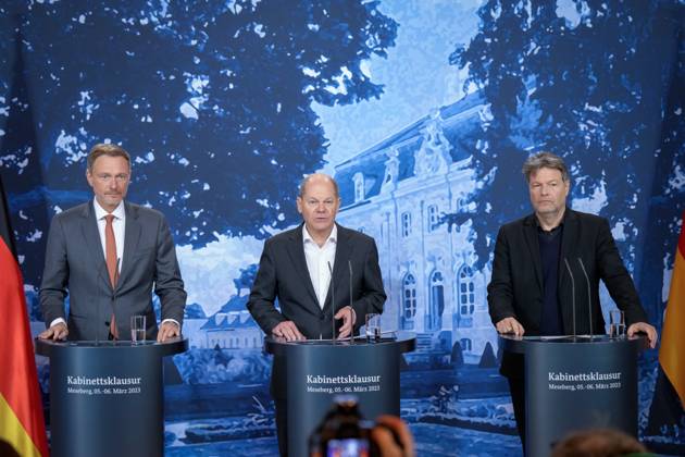 Kabinettklausur auf Schloss Meseberg Aktuell, 06.03.2023 Schloss Meseberg, Bundesfinanzminister Christian Lindner (FDP) gemeinsam mit Bundeskanzler Olaf Scholz (SPD) und Wirtschafts- und Klimaminister Robert Habeck (Gruene) bei der Pressekonferenz nach der Klausurtagung des Bundeskabinetts im Gartenhaus von Schloss Meseberg Meseberg Brandenburg