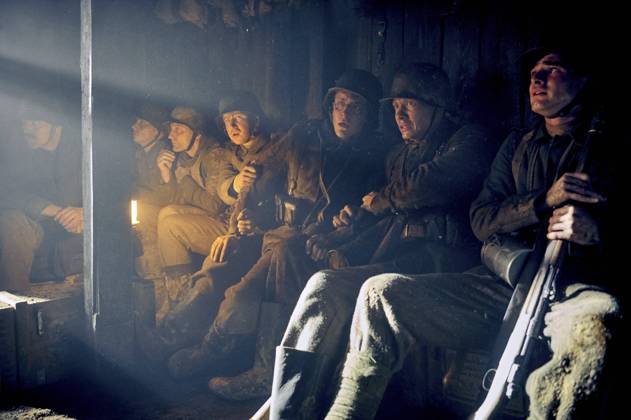 RECORD DATE NOT STATED ALL QUIET ON THE WESTERN FRONT, (aka IM WESTEN NICHTS NEUES), Felix Kammerer (right of center), 2022. ph: Reiner Bajo Netflix Courtesy Everett Collection PUBLICATIONXNOTxINxCANxCHNxFRAxITAxJPNxNORxPOLxRUSxESPxUKxUSA