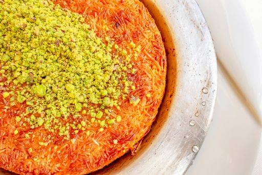 IMAGO Creative, Food, Künefe RECORD DATE NOT STATED A plate of fresh Kunefe, sweet cheese pastry from Turkish cuisine *** einer Teller des Frisch Kunefe, suesse Käse Mehlspeise von türkisch cuisine 10165891