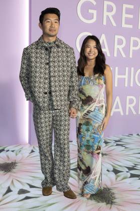 Simu Liu mit Freundin Allison Hsu bei der Verleihung der Green Carpet Fashion Awards 2023 im NeueHouse Hollywood. Los Angeles, 09.03.2023
