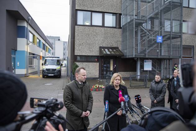 Bilder des Jahres 2023, News 03 März News Themen der Woche KW10 Bundesinnenministerin Nancy Faeser (SPD) und der Innensenator von Hamburg, Andy Grote, besuchen am Freitagnachmittag (10.03.2023) den Hamburger Tatort im Stadtteil Gross Borstel nach den toedlichen Schuessen in einem Gebetshaus der Zeugen Jehovas, um dort der Opfer zu gedenken und mit Einsatzkraeften ins Gespraech zu kommen. Sie sprach Opfern, Angehoerigen, Freunden und Bekannten ihr Mitgefuehl aus. Den Verletzten wuenschte sie baldige Genesung . Ein Amoklaeufer hat in Hamburg in einem Gemeindehaus der Zeugen Jehovas sieben Menschen und sich selbst erschossen. (Siehe epd-Meldung vom 10.03.2023) EDITORIAL USE ONLY