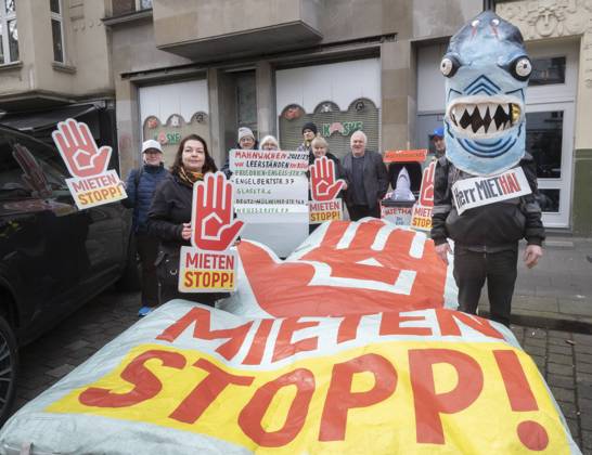 Bilder des Jahres 2023, News 03 März News Themen der Woche KW10 News Bilder des Tages Köln, Protest für bezahlbare Mieten vor einem seit Jahren leerstehendem Haus im beliebten Kölner Agnesviertel. Nach einer vom Verbändebündnis Soziales Wohnen vorgestellten Studie zufolge fehlen derzeit 700.000 Wohnungen in Deutschland. Cologne, protest for affordable rents in front of a house that has been empty for years in Cologne s popular Agnes district. According to a study presented by the alliance of associations for social housing, there is currently a shortage of 700,000 flats in Germany. Nordrhein-Westfalen Deutschland, Germany DSCF5478
