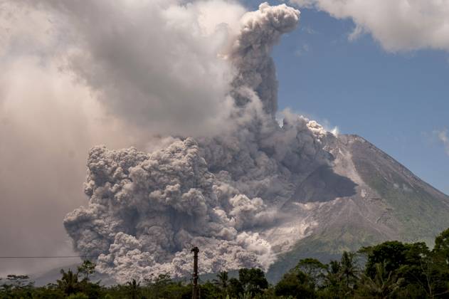 Bilder des Jahres 2023, News 03 März News Themen der Woche KW10 News Bilder des Tages (230311) -- YOGYAKARTA, March 11, 2023 -- Volcanic materials spew out from Mount Merapi in Yogyakarta, Indonesia, March 11, 2023. As one of Indonesia s most active volcanos, Mount Merapi volcano erupted on Saturday, spewing volcanic ash to several villages nearby, the country s Geological Disaster Technology Research and Development Center reported. (Photo by Xinhua) INDONESIA-YOGYAKARTA-MOUNT MERAPI-ERUPTION AgungxSupriyanto 