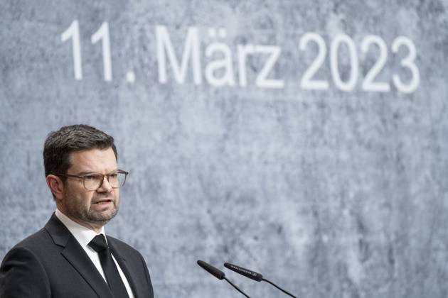Bilder des Jahres 2023, News 03 März News Themen der Woche KW10 News Bilder des Tages Nationaler Gedenktag für die Opfer terroristischer Gewalt - Gedenken an die Opfer terroristischer Gewalt in Berlin - Marco Buschmann, Bundesminister der Justiz, während der Gedenkveranstaltung;Nationaler Gedenktag für die Opfer terroristischer Gewalt - Gedenken an die Opfer terroristischer Gewalt in Berlin - Marco Buschmann, Bundesminister der Justiz, während der Gedenkveranstaltung, Berlin Berlin Deutschland AXICA Kongress- und Tagungszentr