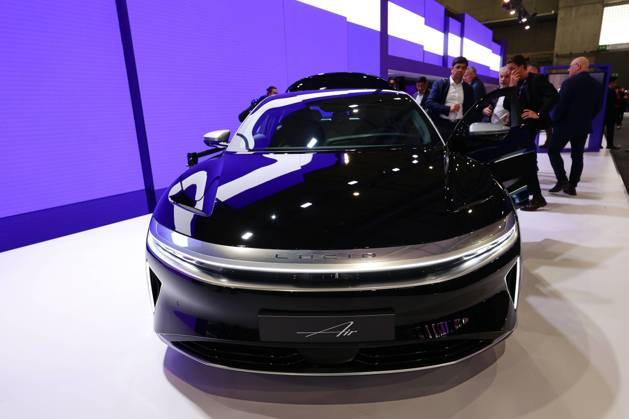 Lucid Motors And Tesla Motors Shows His Newest Technologies In The Mobile World Congress 23 BARCELONA, SPAIN - MARCH 11: The Lucid Air, the longest range, fastest charging luxury electric car by Lucid Motors, an American electric vehicle company, exhibited during the Mobile World Congress 2023 on March 11, 2023, in Barcelona, Spain. Barcelona Catalonia Spain Copyright: xJoanxCrosx originalFilename: cros-notitle230310_npzGw