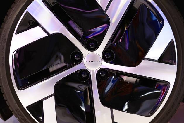 Lucid Motors And Tesla Motors Shows His Newest Technologies In The Mobile World Congress 23 BARCELONA, SPAIN - MARCH 11: A detail of a tire of the Lucid Air, the longest range, fastest charging luxury electric car by Lucid Motors, an American electric vehicle company, exhibited during the Mobile World Congress 2023 on March 11, 2023, in Barcelona, Spain. Barcelona Catalonia Spain Copyright: xJoanxCrosx originalFilename: cros-notitle230310_np0ac