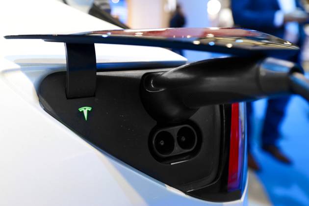 Lucid Motors And Tesla Motors Shows His Newest Technologies In The Mobile World Congress 23 BARCELONA, SPAIN - MARCH 11: A Tesla Model S, the newest model of the S series of the American multinational automotive and clean energy company, charge port light lit in green indicating that the car is fully charged, exhibited during the Mobile World Congress 2023 on March 11, 2023, in Barcelona, Spain. Barcelona Catalonia Spain Copyright: xJoanxCrosx originalFilename: cros-notitle230310_npLGx