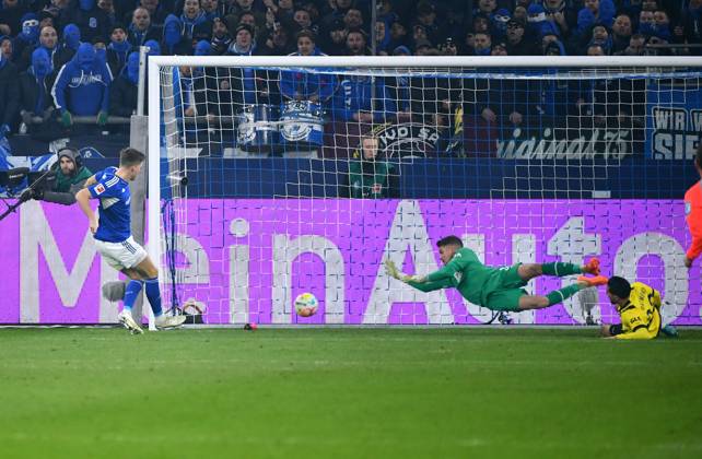 Fussball, Bundesliga, Deutschland, Herren, Saison 2022 2023, 24. Spieltag, VELTINS Arena Gelsenkirchen: FC Schalke 04 - Bor. Dortmund; Marius Bülter (S04) erzielt das Tor zum 1:1 gegen Alexander Meyer (BVB). Aktion DFB DFL REGULATIONS PROHIBIT ANY USE OF PHOTOGRAPHS AS IMAGE SEQUENCES AND OR QUASI-VIDEO