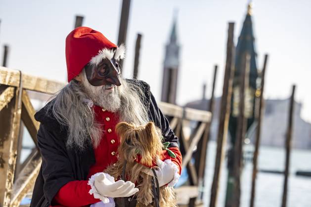 IMAGO Creative, Gesellschaft, Fasching Karneval in Venedig, Maskenträger in der Stadt, Venedig, Italien, Europa