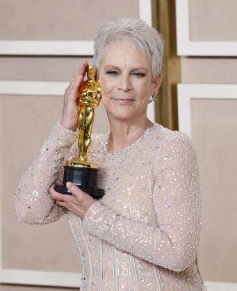 Jamie Lee Curtis, winner of the award for Best Supporting Actress for Everything Everywhere All At Once, appears backstage with her Oscar during the 95th annual Academy Awards at Loews Hollywood Hotel in the Hollywood section of Los Angeles on Sunday, March 12, 2023.  LAP202303128003 JohnxAngelillo