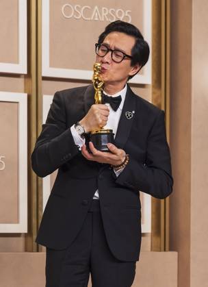 Ke Huy Quan poses with his Oscar for Best Supporting Actor for the film Everything Everywhere All at Once , in the press room of the 95th edition of the Academy Awards ceremony, at the Dolby Theater in Hollywood, USA, 12 March 2023. 95th edition of the Academy Awards in Hollywood !ACHTUNG: NUR REDAKTIONELLE NUTZUNG!  Copyright: xArmandoxArorizox AME1918 20230313-4bce1755799c52ca61c84a75552a6bab05625fda