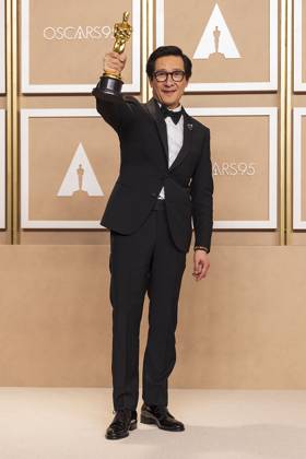 Ke Huy Quan poses with his Oscar for Best Supporting Actor for the film Everything Everywhere All at Once , in the press room of the 95th edition of the Academy Awards ceremony, at the Dolby Theater in Hollywood, USA, 12 March 2023. 95th edition of the Academy Awards in Hollywood !ACHTUNG: NUR REDAKTIONELLE NUTZUNG!  Copyright: xArmandoxArorizox AME1915 20230313-4db13caf1fcf4d11bd2419a2c5d090f8eff2aab8